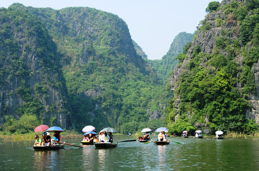Boat trip to explore Tam Coc