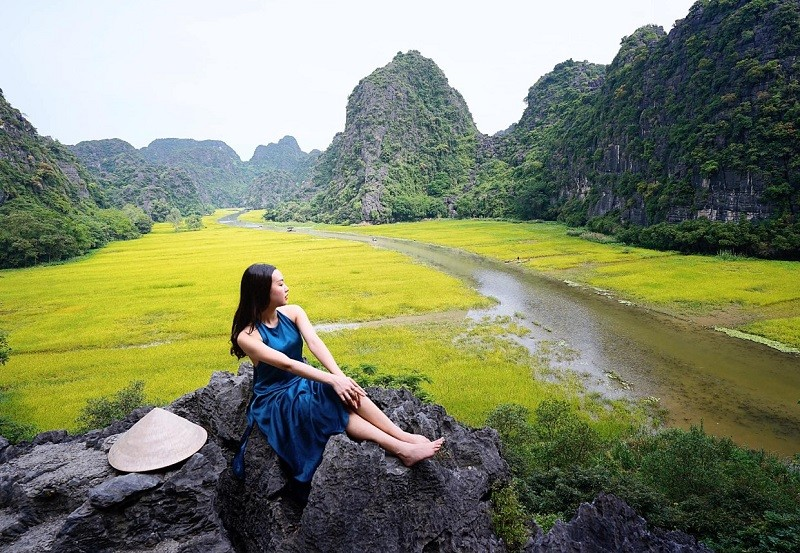 Take photos in the middle of beautiful mountains and rivers