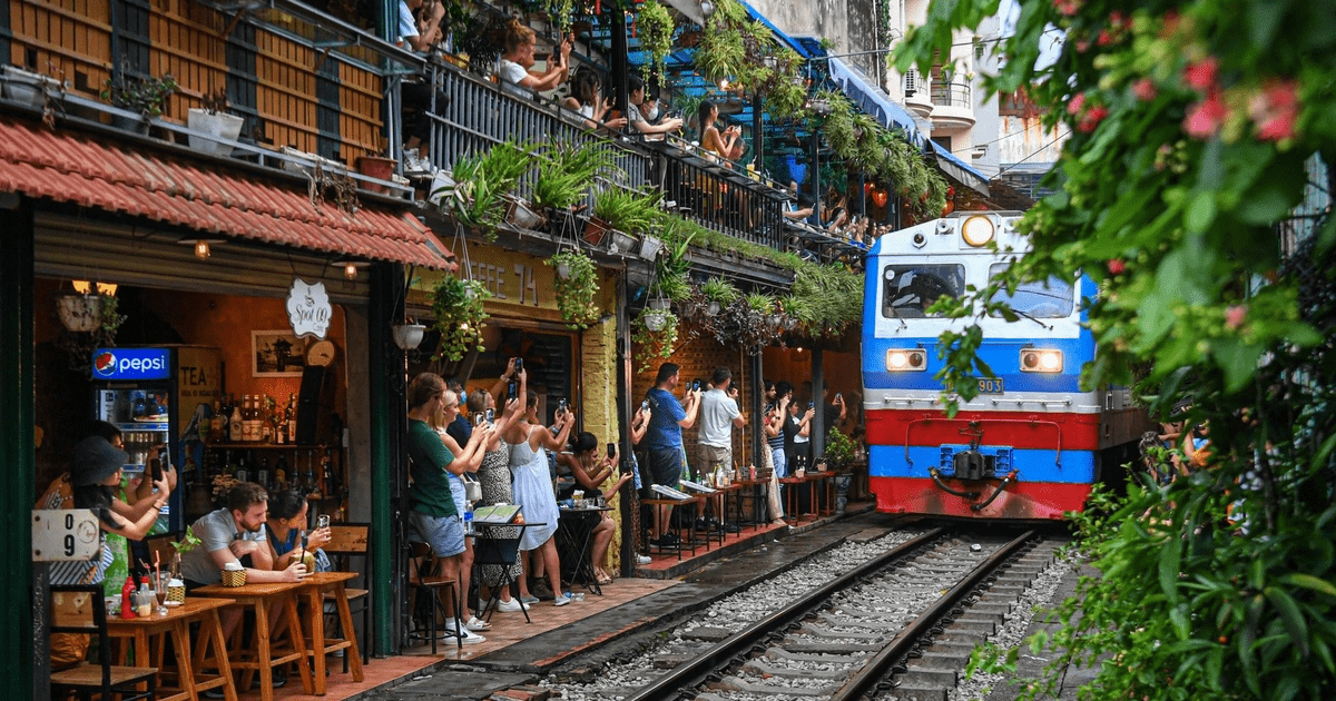 Enjoy coffee on the train street