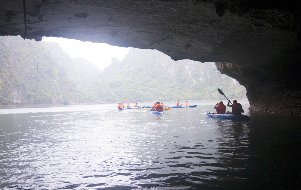 ba-ham-lake-cave-kayak