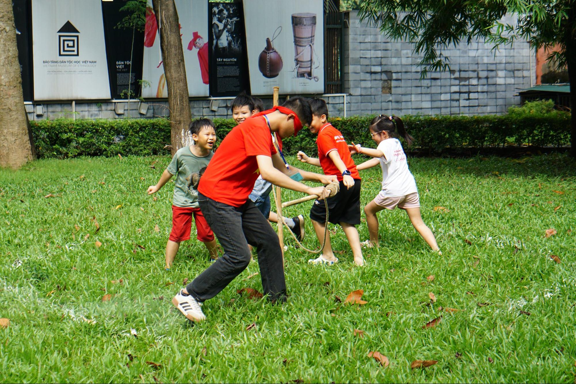 Visitors play game held by museum (Source: Fanpage of Vietnam Museum of Ethnology)