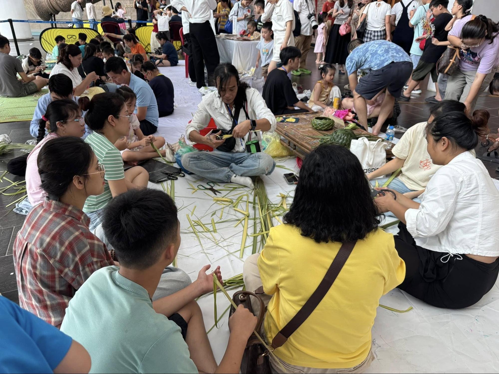 Live craft demonstrations led by skilled artisans (Source: Fanpage of Vietnam Museum of Ethnology)