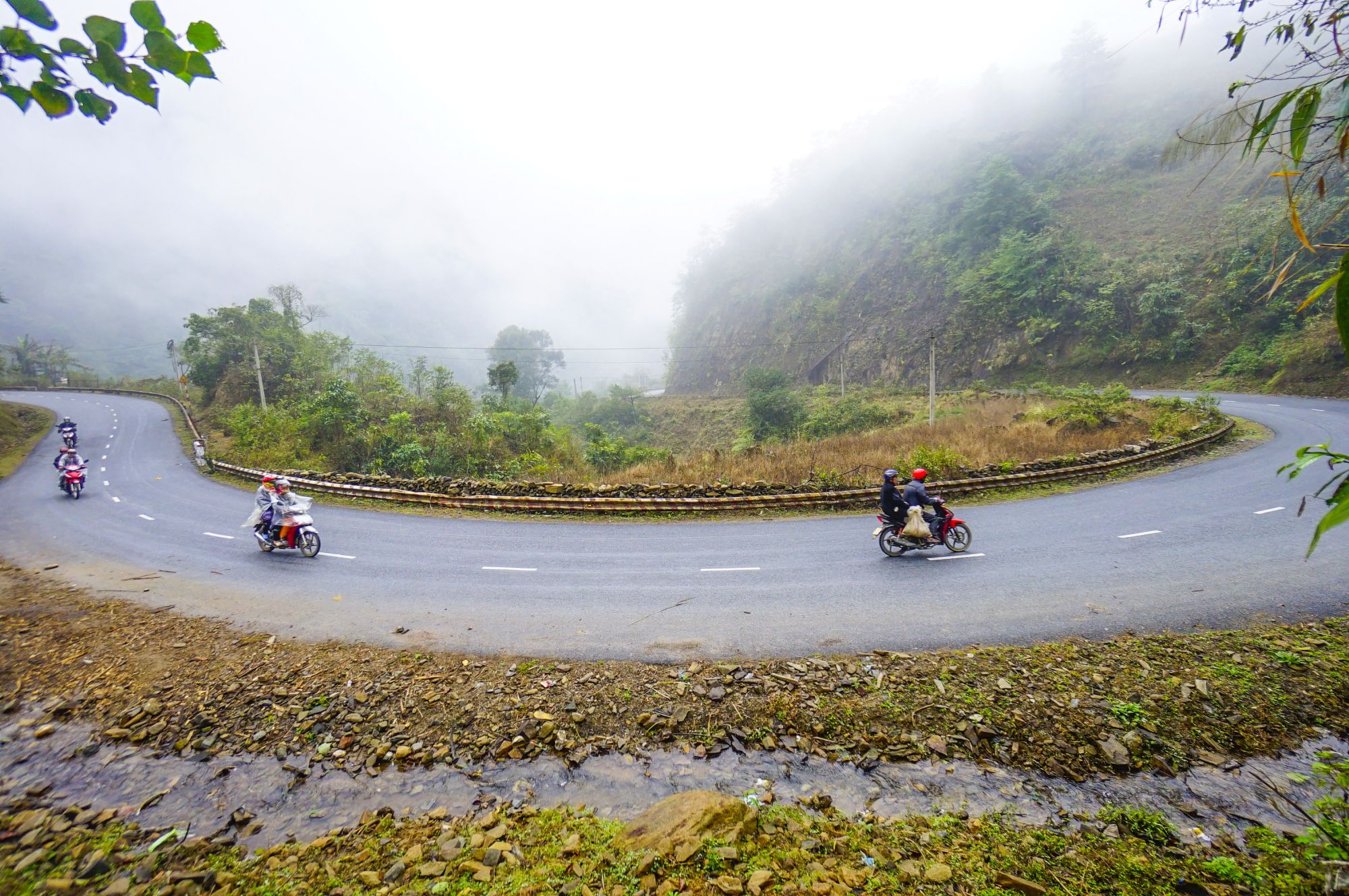 travelers-get-to-khau-pha-pass-by-motorbikes