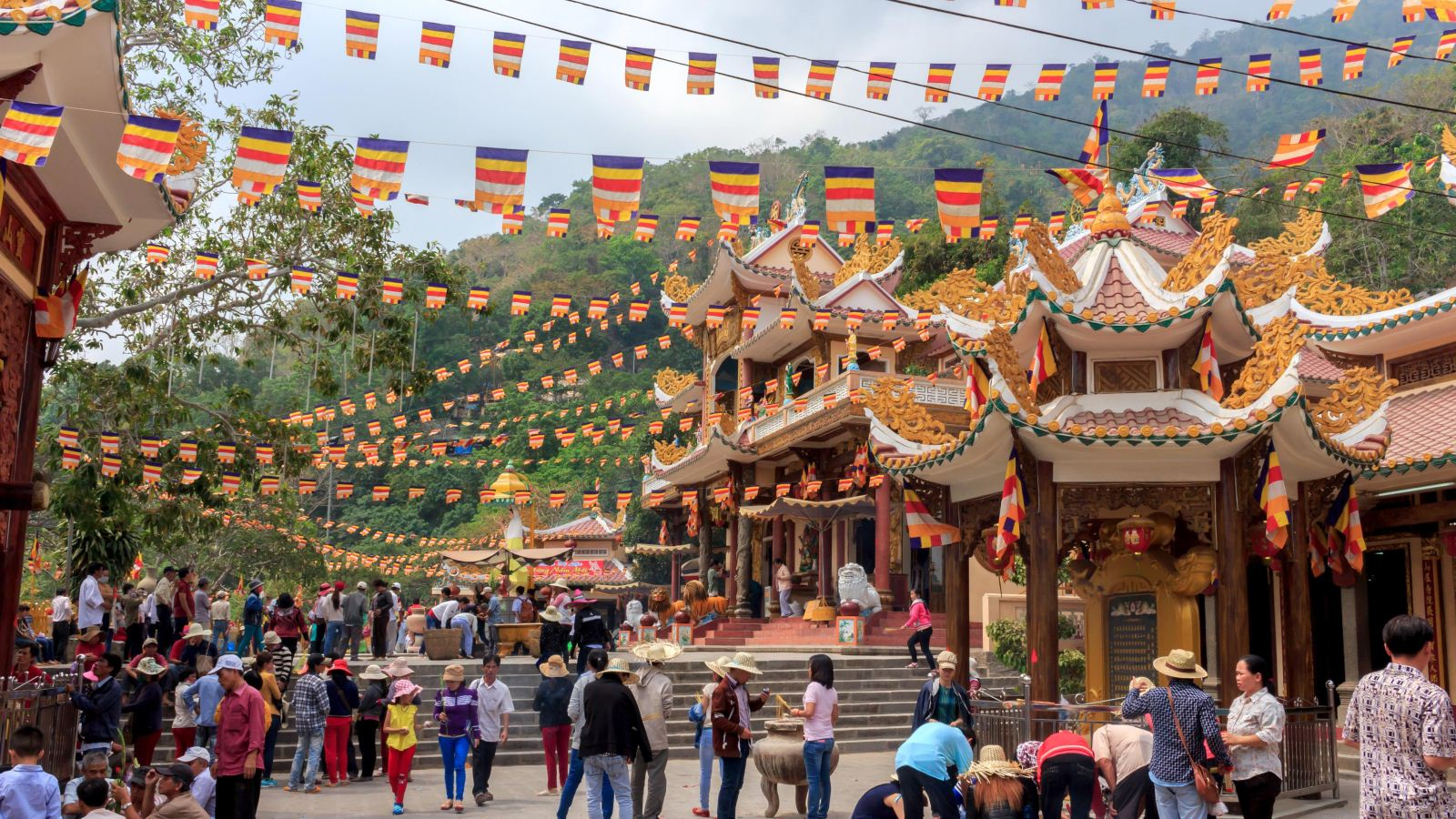 Experiencing the festive atmosphere and early-year pilgrimage (Source: Travel SGCC)