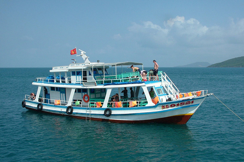 get-to-hon-thom-island-by-boat