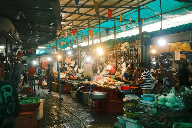 insider-tips-for-exploring-long-bien-market-like-a-local