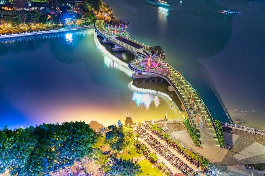 At night, Ninh Kieu Wharf transforms into a romantic destination